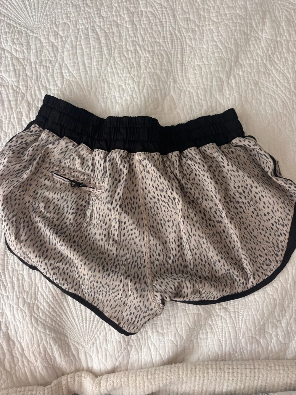 Lululemon Light Beige Printed Women’s Active Shorts with Black Trim 2.5in